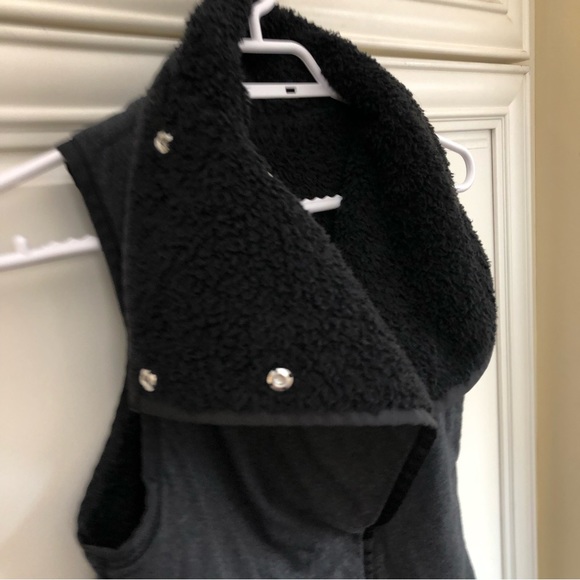 Ivivva by Lululemon girl’s reversible fuzzy vest - Picture 6 of 15